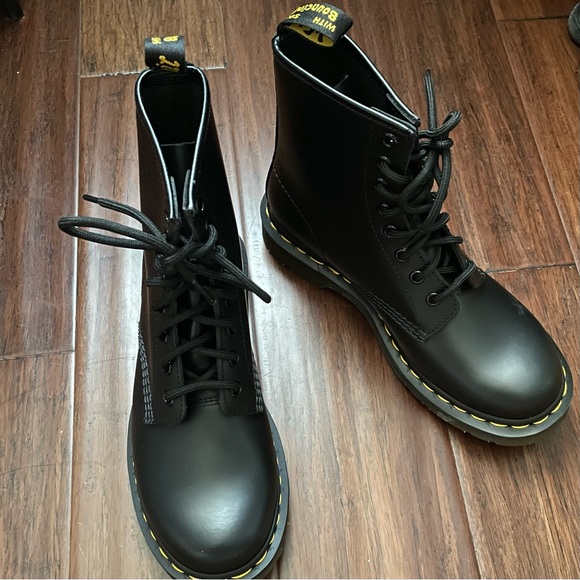 NWT Dr. Martens Women's 1460 Smooth Leather Lace Up Boots Sz 7 Black - Picture 3 of 10